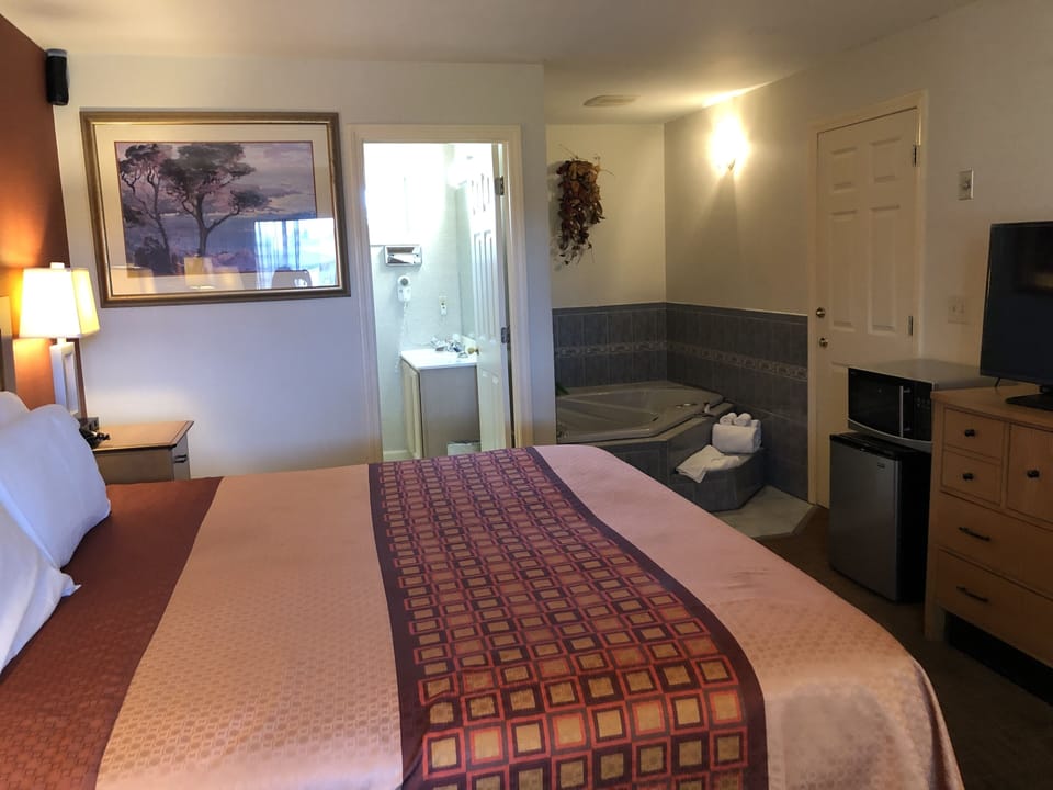 Standard Room, 1 King Bed, Non Smoking, Jetted Tub | Pillowtop beds, desk, blackout drapes, iron/ironing board