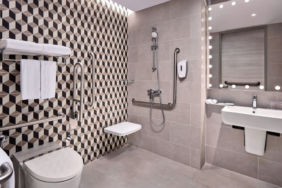 Standard Room, 1 Queen Bed, Accessible (Free Hot Breakfast) | Bathroom | Shower, free toiletries, hair dryer, slippers