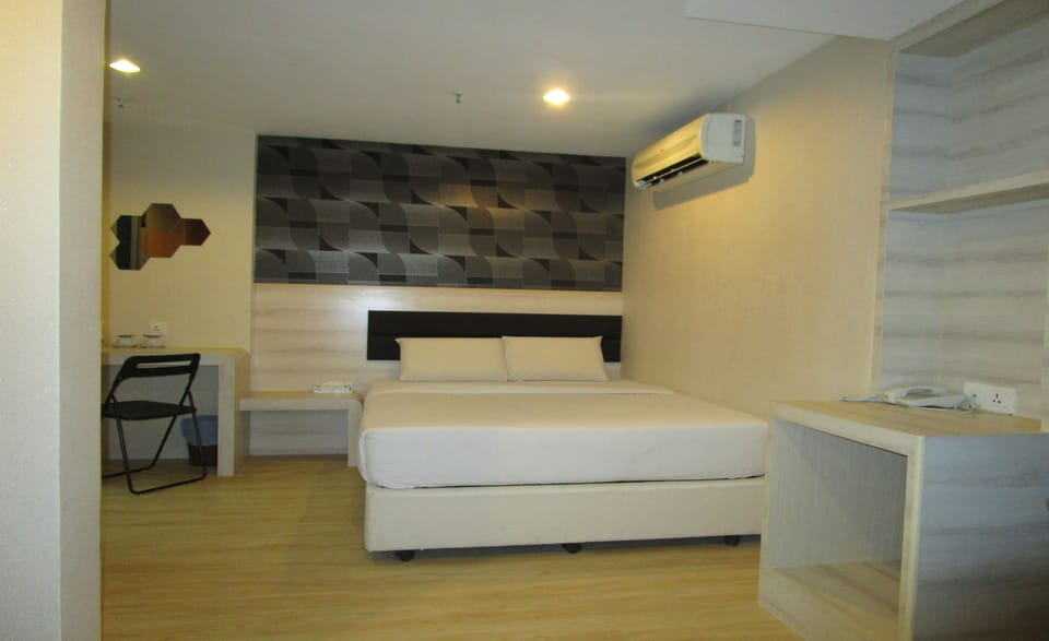 Junior Suite, 1 Double Bed | Iron/ironing board, free WiFi, bed sheets
