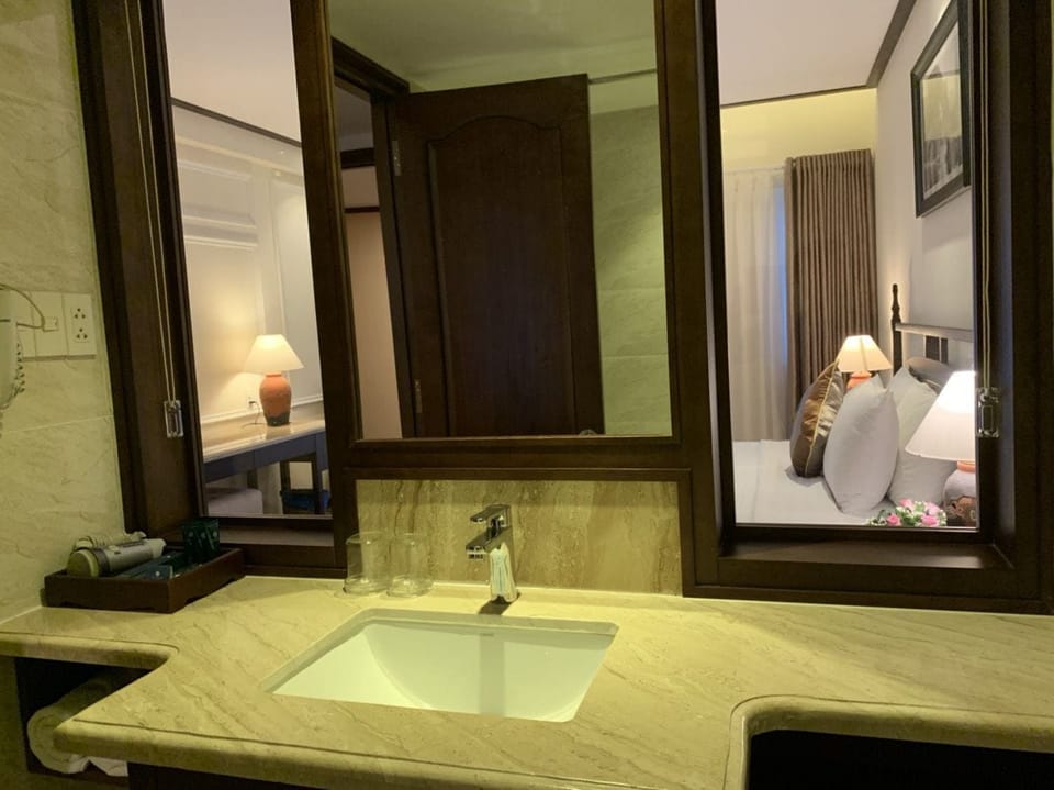 Deluxe Triple Room | Bathroom | Free toiletries, hair dryer, slippers, bidet