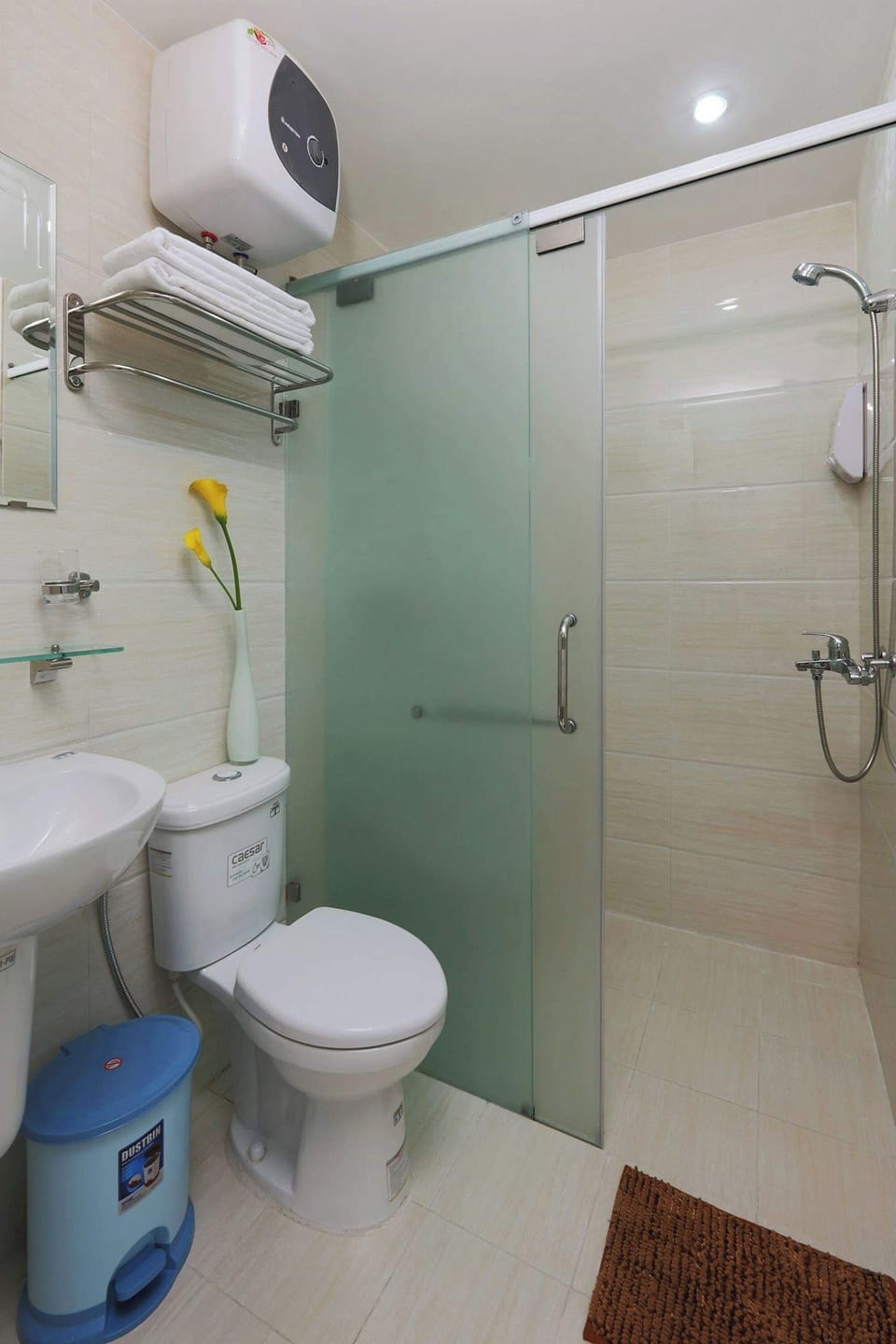 Shower, rainfall showerhead, free toiletries, towels