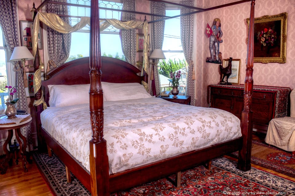 Room, Fireplace | Premium bedding, desk, iron/ironing board, free WiFi