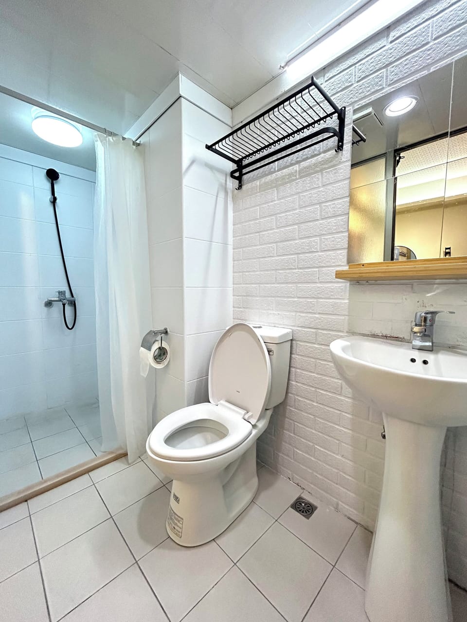 Basic Quadruple Room (Stair access only) | Bathroom | Shower, free toiletries, hair dryer, slippers