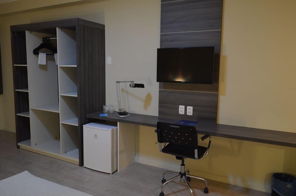Classic Twin Room, 2 Twin Beds | In-room business center