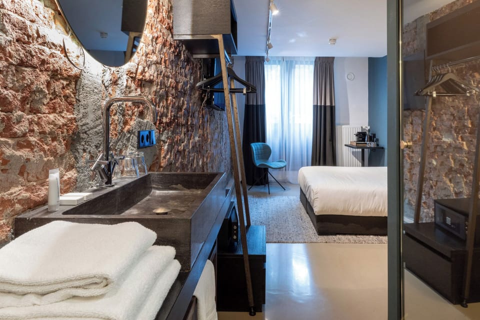 Semi Souterrain Double Room Airco | Bathroom | Shower, hair dryer, towels