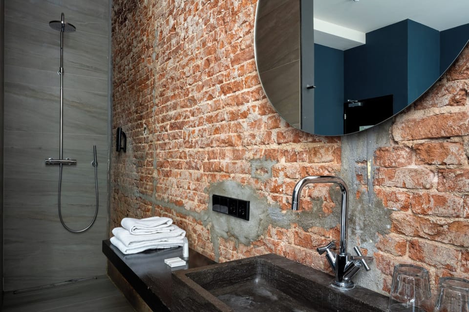 Premium Double Room with Airco | Bathroom | Shower, hair dryer, towels