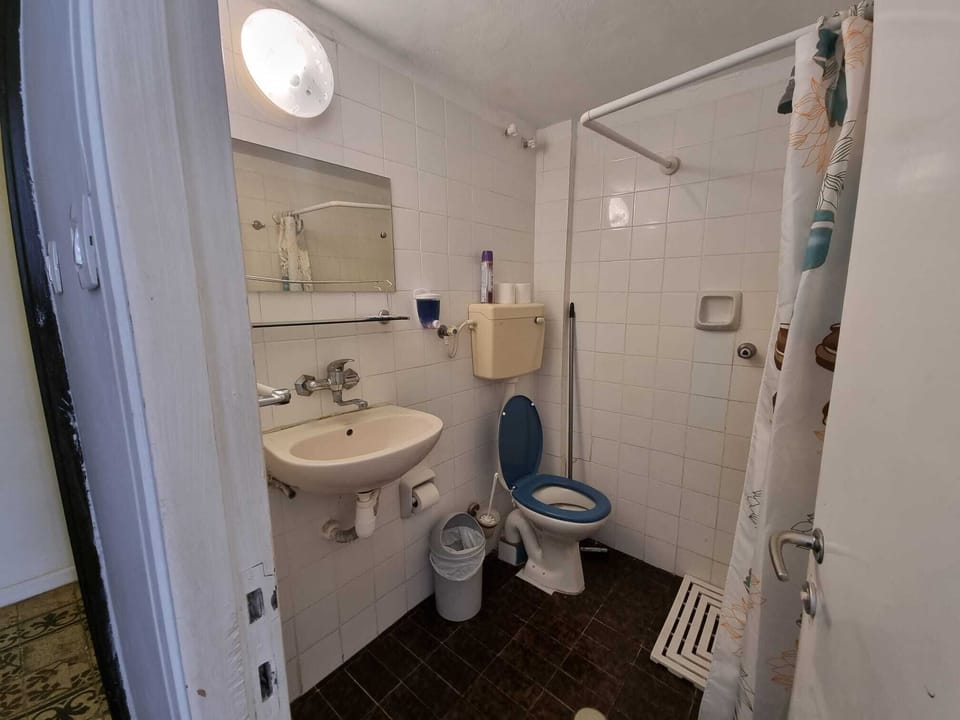 Shower, free toiletries, towels, soap