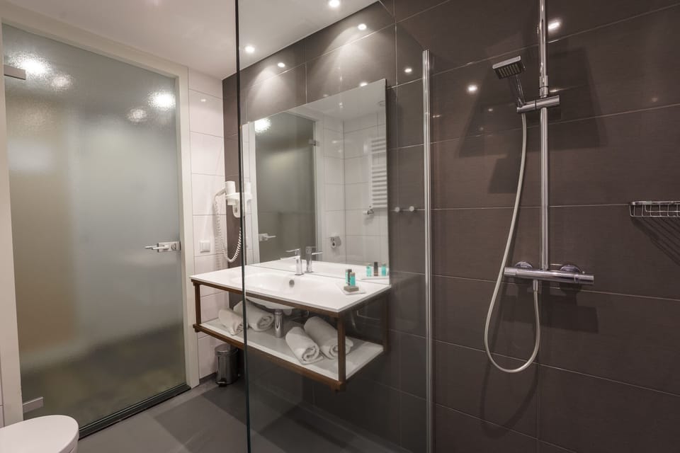 Executive Twin Room, 2 Twin Beds | Bathroom | Shower, rainfall showerhead, free toiletries, hair dryer