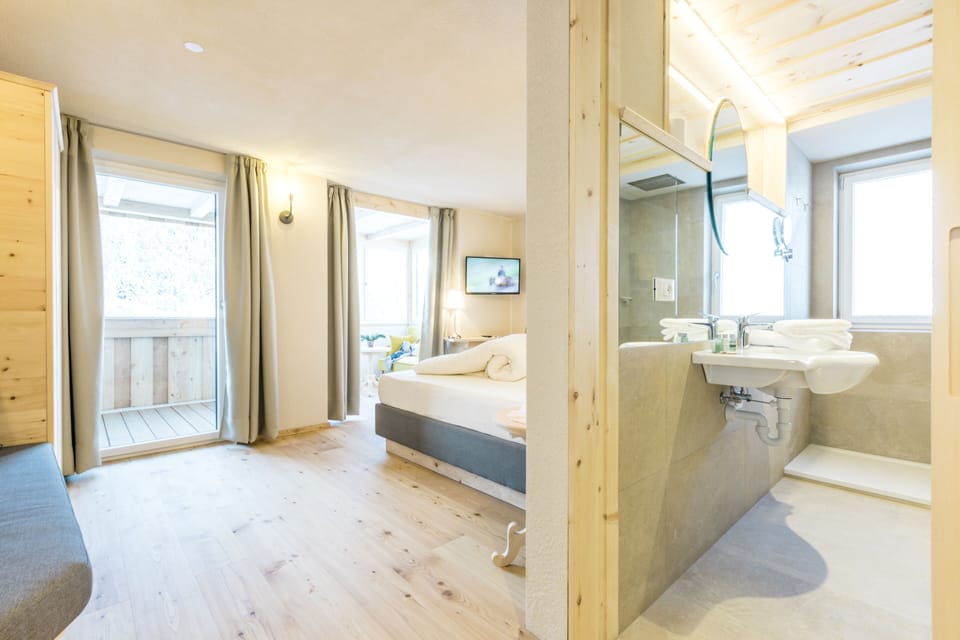 Junior Suite, 1 Bedroom, Lanai, Mountain View | Hypo-allergenic bedding, down comforters, minibar, in-room safe