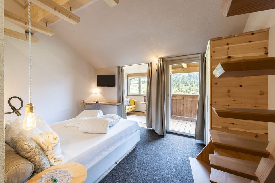 Junior Duplex, 1 Bedroom, Mountain View | Hypo-allergenic bedding, down comforters, minibar, in-room safe