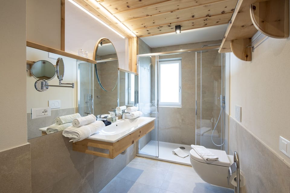 Comfort Suite, 1 Bedroom, Sauna, Mountain View | Bathroom | Shower, free toiletries, hair dryer, bathrobes