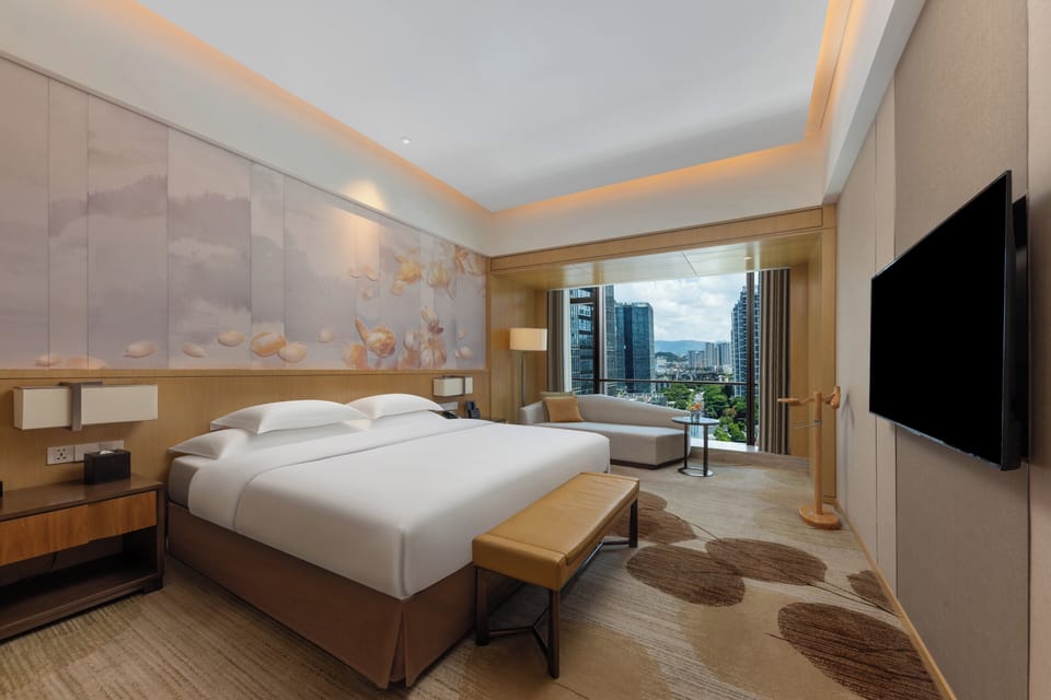 Suite, 1 Bedroom, Club Lounge Access | In-room safe, desk, laptop workspace, blackout drapes