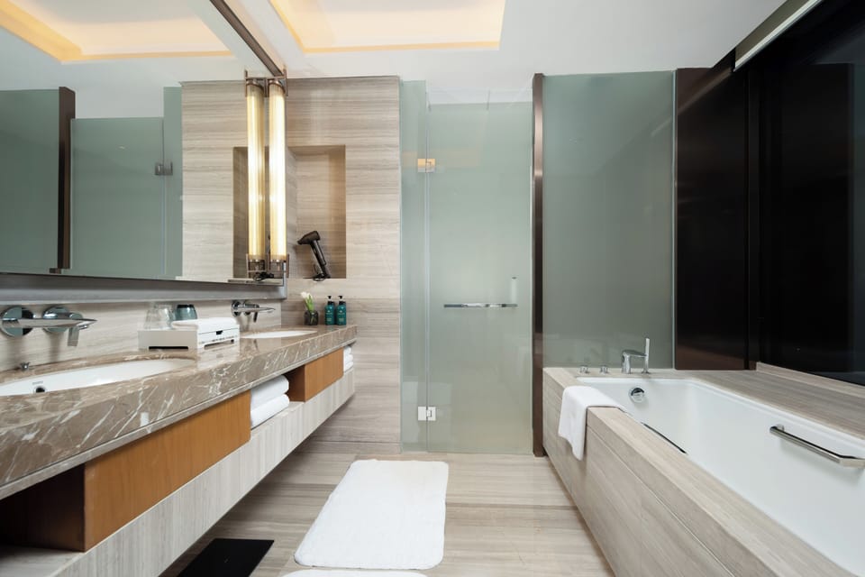 Suite, 1 Bedroom, Club Lounge Access, River View (Club Lounge Access) | Bathroom | Separate tub and shower, free toiletries, bathrobes, towels