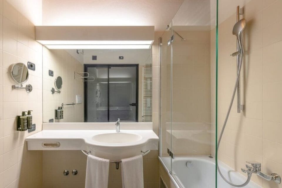 Premium bedding, down comforters, minibar, in-room safe