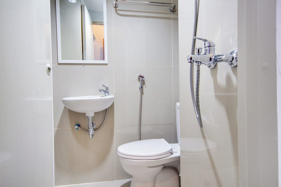 Standard Double Room | Bathroom | Shower, towels
