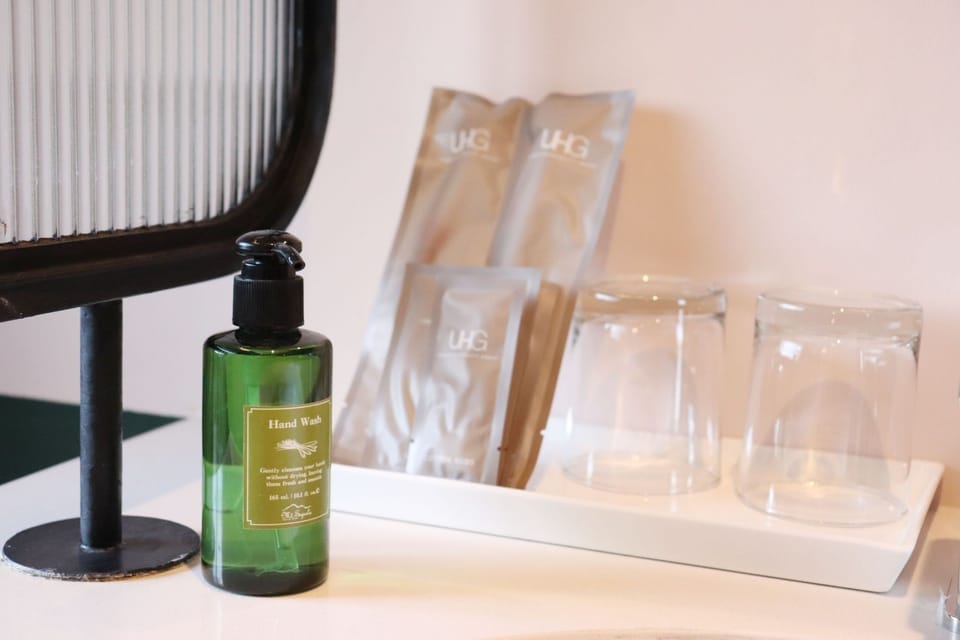 Superior Twin Room | Bathroom | Free toiletries, hair dryer, slippers, towels