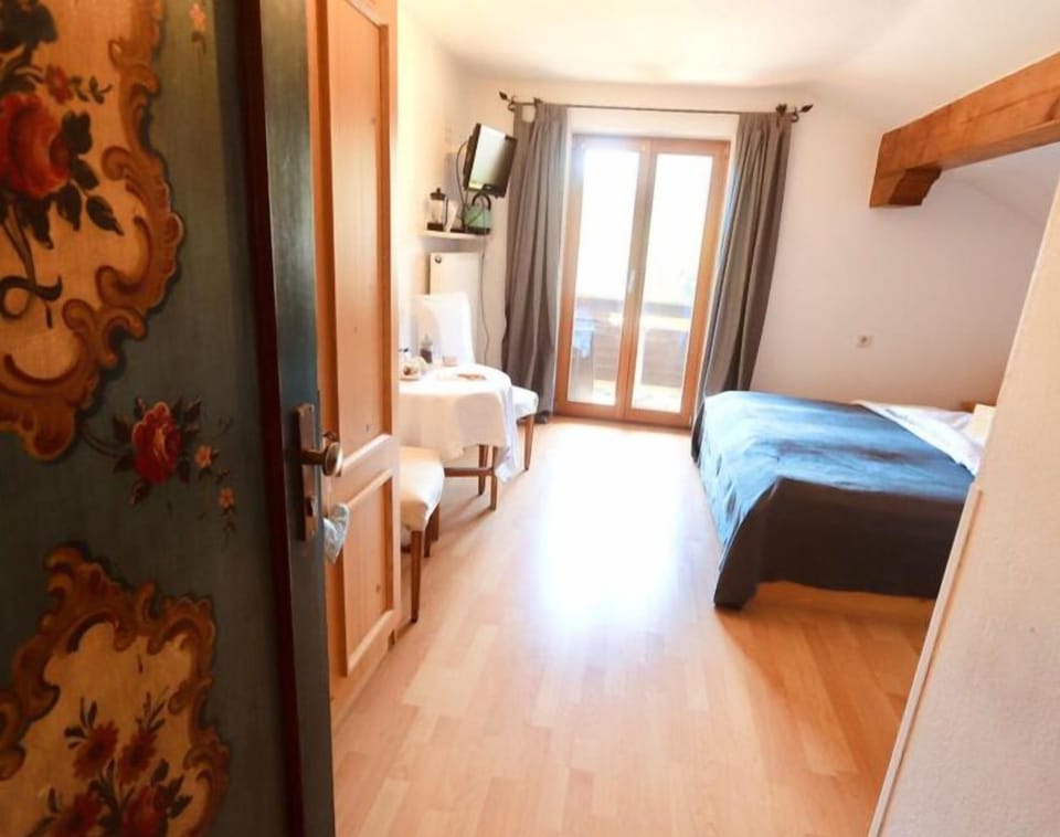 Romantic Double Room | Individually furnished, free WiFi, bed sheets
