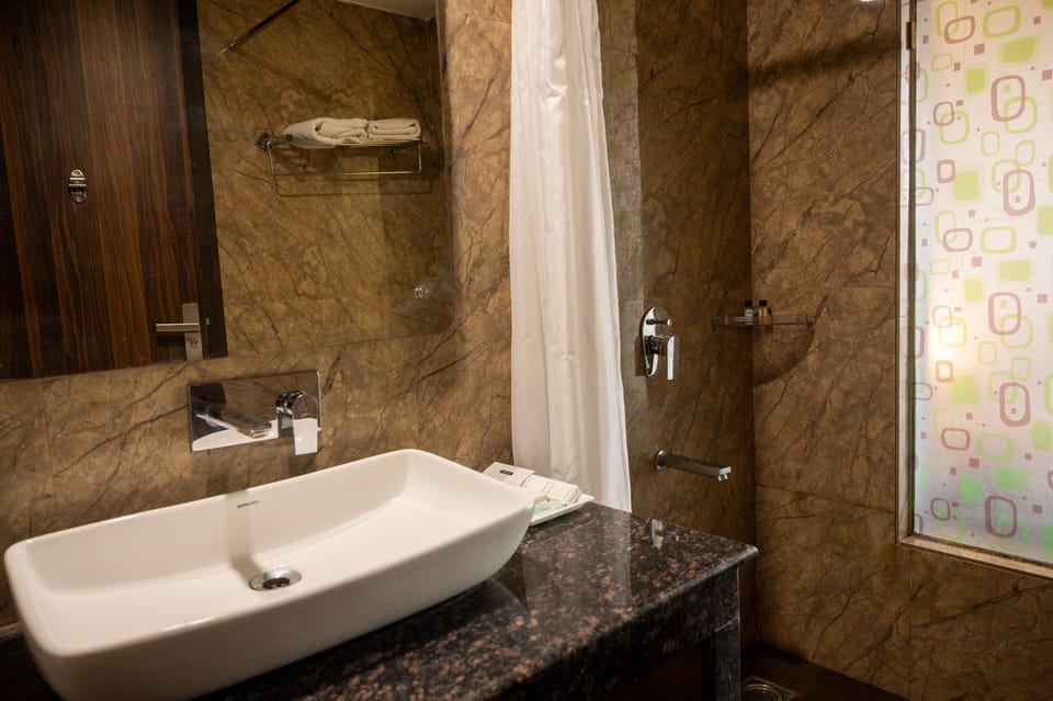 Shower, rainfall showerhead, free toiletries, hair dryer