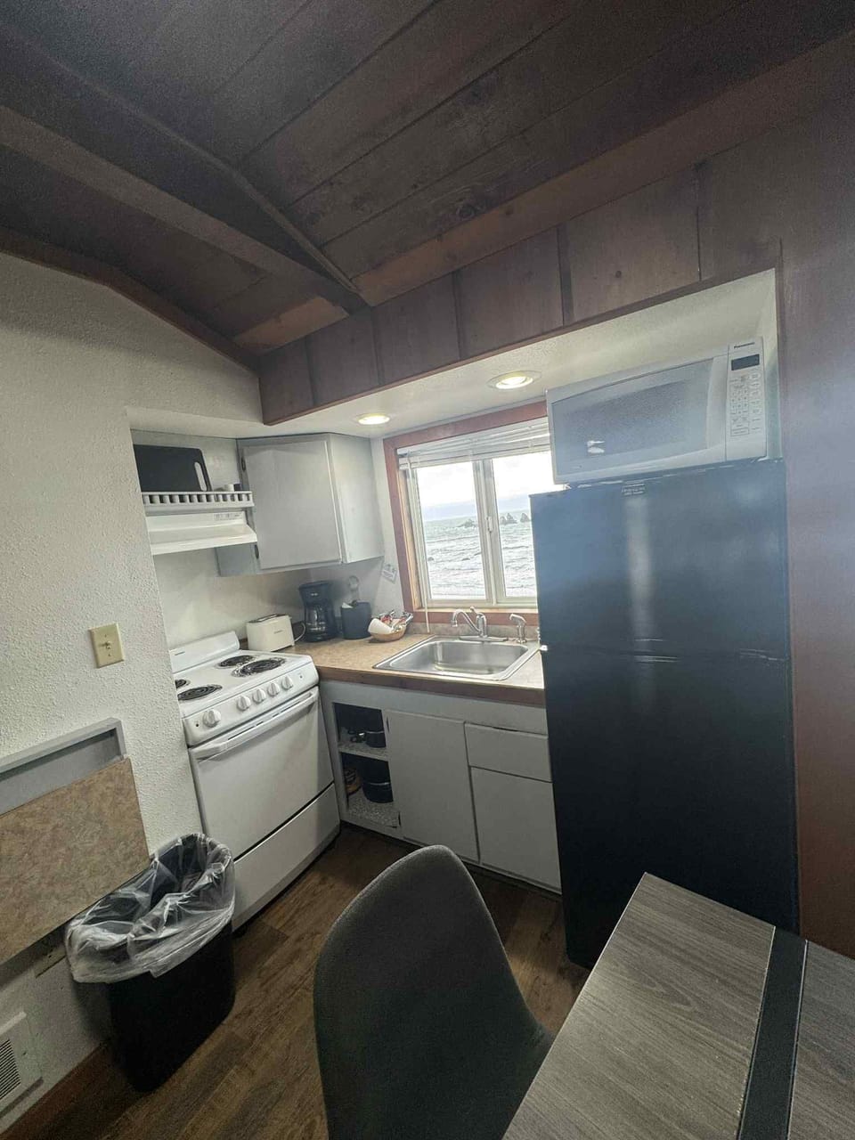 Superior Duplex, 2 Queen Beds, Kitchen, Oceanfront | Private kitchenette | Microwave, coffee/tea maker