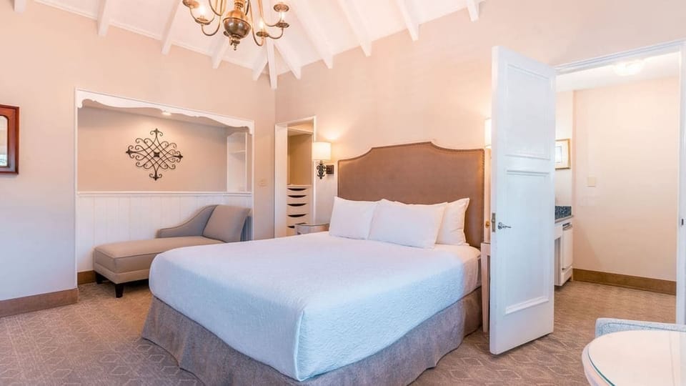 Deluxe Room, 1 King Bed | Premium bedding, pillowtop beds, iron/ironing board, free WiFi