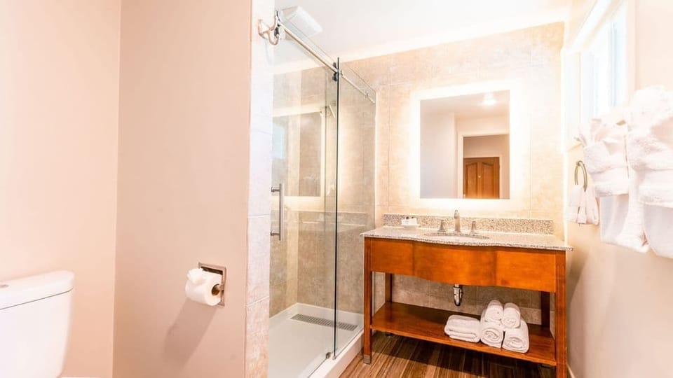 Standard Room, 1 King Bed | Bathroom | Shower, free toiletries, hair dryer, towels