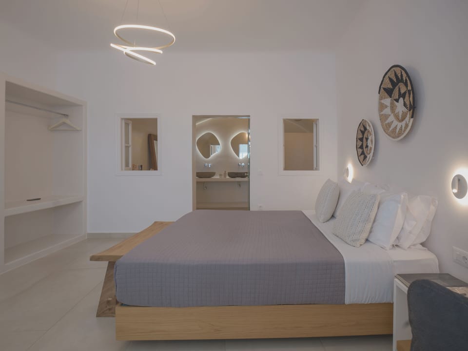 Honeymoon Suite with Indoor Plunge Pool and Caldera View | 1 bedroom, in-room safe, WiFi (free)