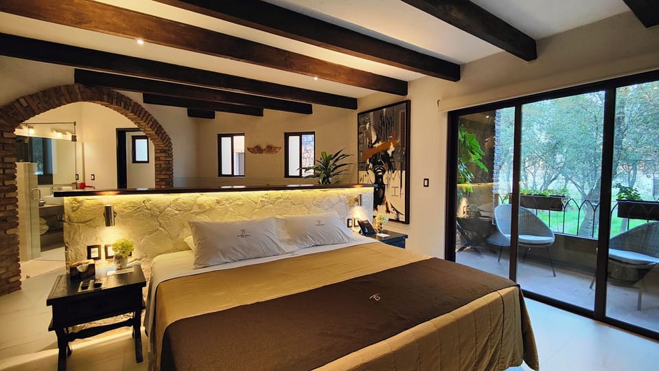 Design Studio Suite, 1 King Bed, Balcony, Resort View | Individually decorated, individually furnished, blackout drapes