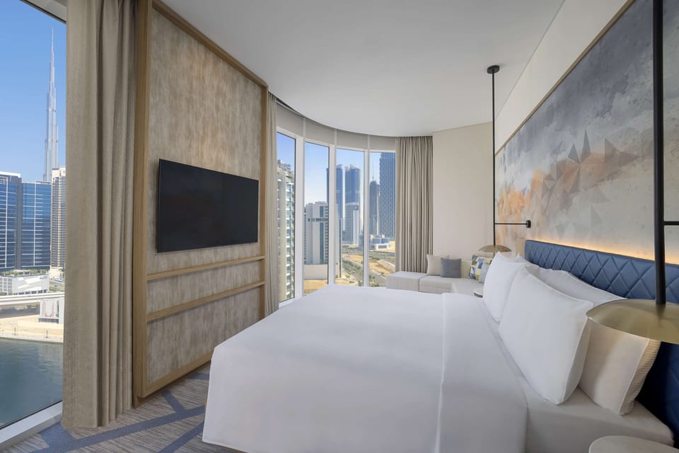 Room, 1 King Bed, Corner | Minibar, in-room safe, individually decorated, individually furnished