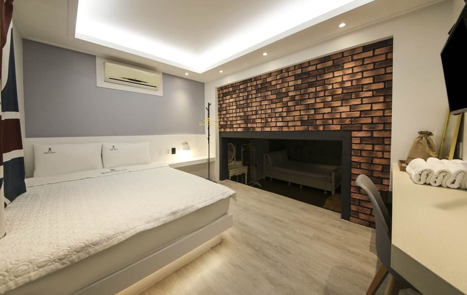 Design Quadruple Room, Non Smoking, Bathtub | Laptop workspace, blackout drapes, iron/ironing board, bed sheets