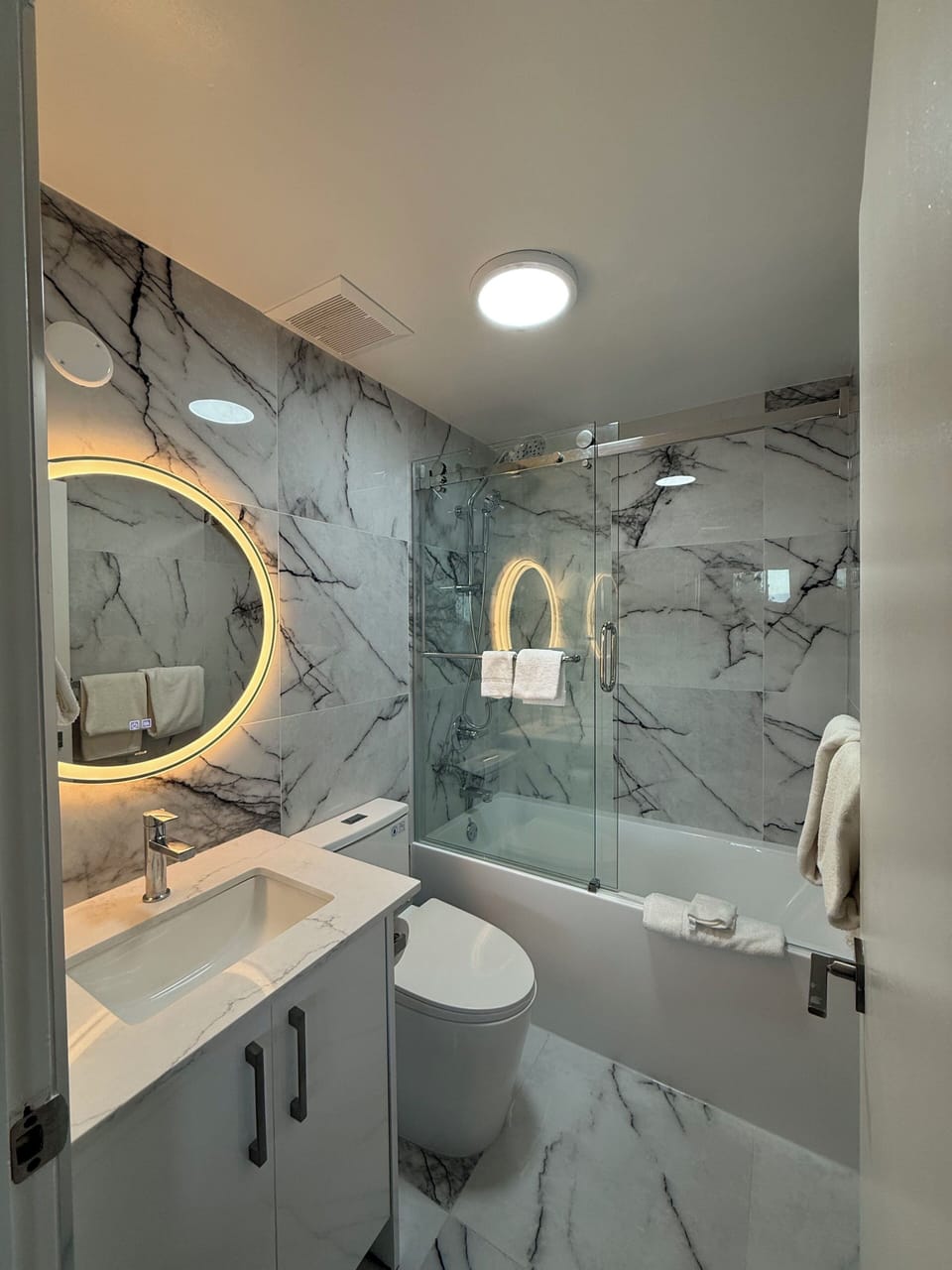 Combined shower/tub, free toiletries, hair dryer (on request)