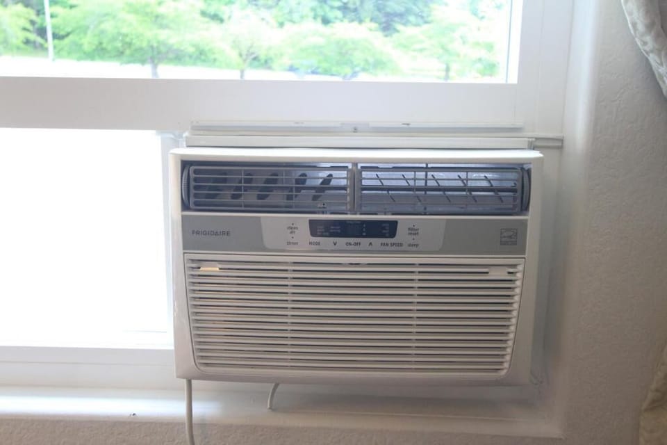 Full-size fridge, microwave, oven, coffee/tea maker