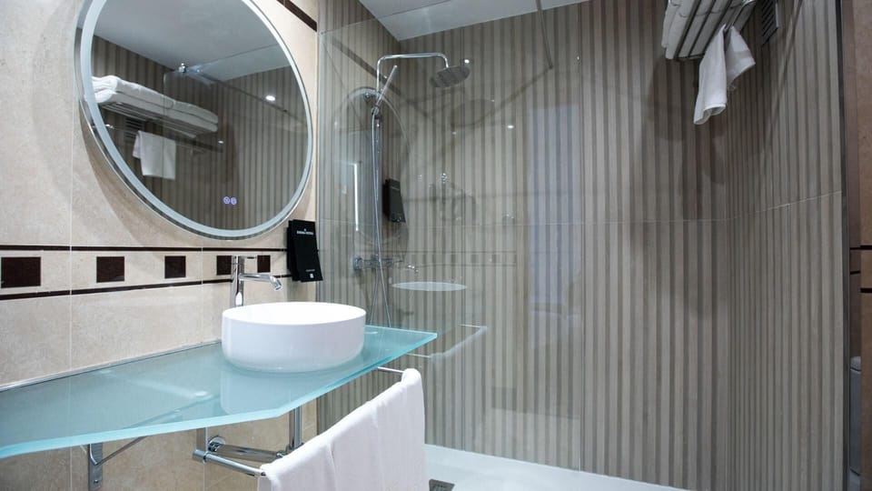 Triple Room | Bathroom | Bathtub, free toiletries, hair dryer, bidet