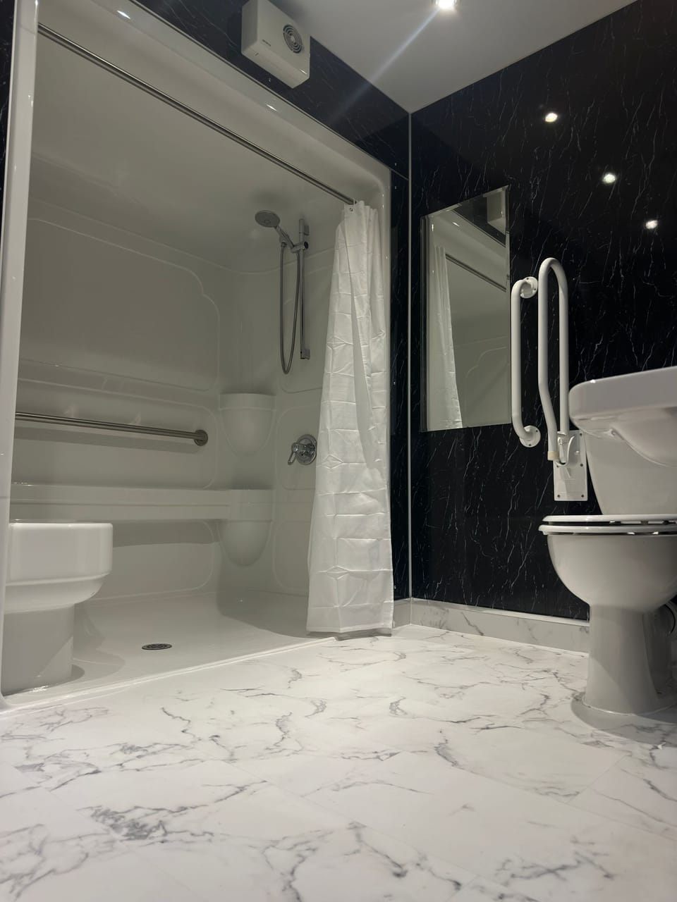 Standard Double Room | Bathroom | Shower, rainfall showerhead, designer toiletries, hair dryer