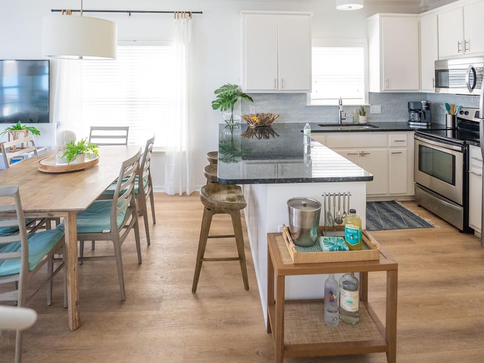 House, Multiple Beds, Patio | Private kitchen | Fridge, microwave, oven, stovetop