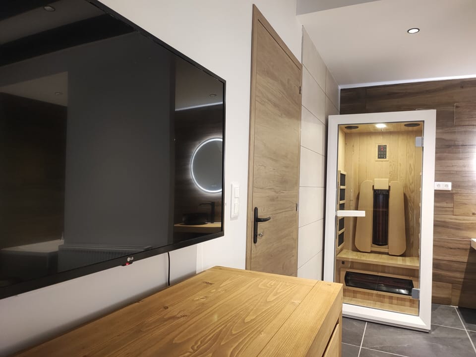 Deluxe Penthouse, 1 Queen Bed with Sofa bed | Pillowtop beds, individually decorated, laptop workspace