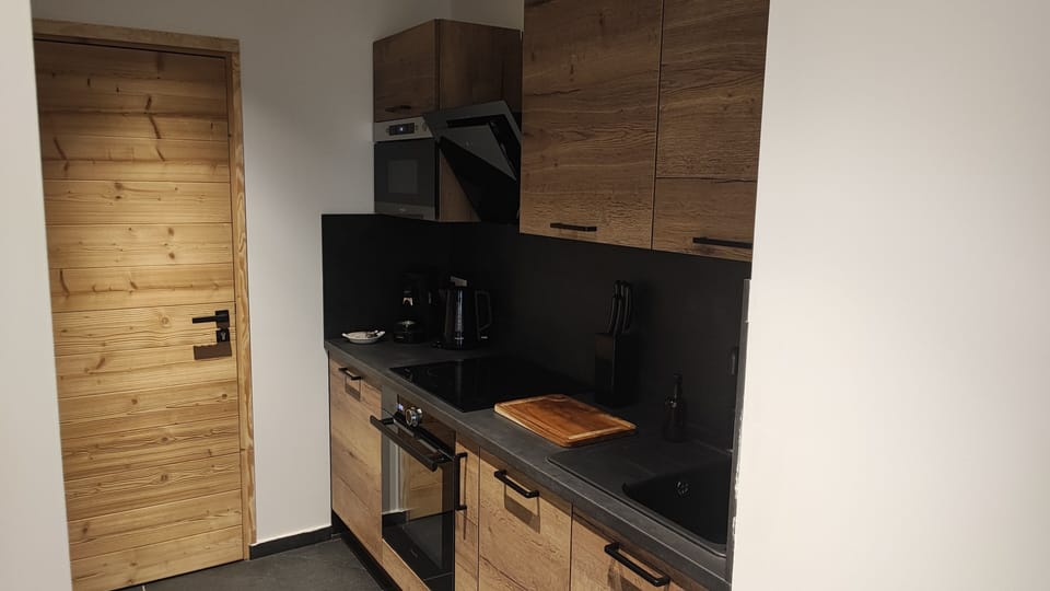 Comfort Studio | Pillowtop beds, individually decorated, laptop workspace