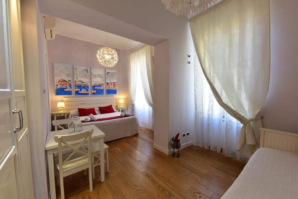 Premium bedding, free minibar, in-room safe, desk