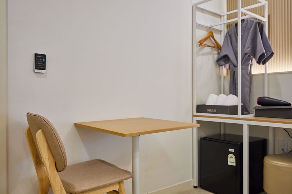 Deluxe Double Room - Laundry & Fridge foods & Netflix + You tube available / 95% down bedding | Egyptian cotton sheets, premium bedding, down comforters