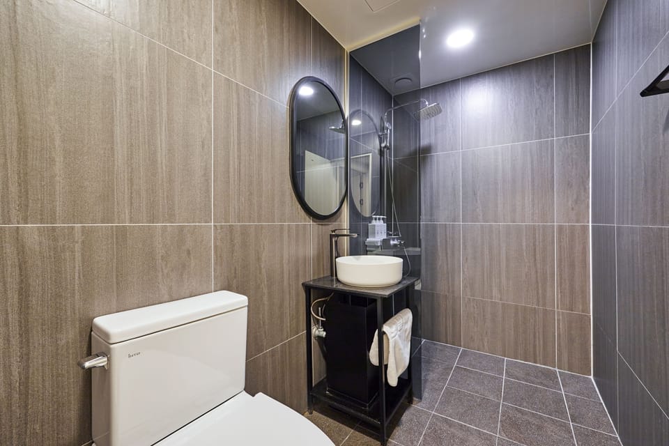 Deluxe Double Room - Laundry & Fridge foods & Netflix + You tube available / 95% down bedding | Bathroom | Free toiletries, hair dryer, bathrobes, slippers
