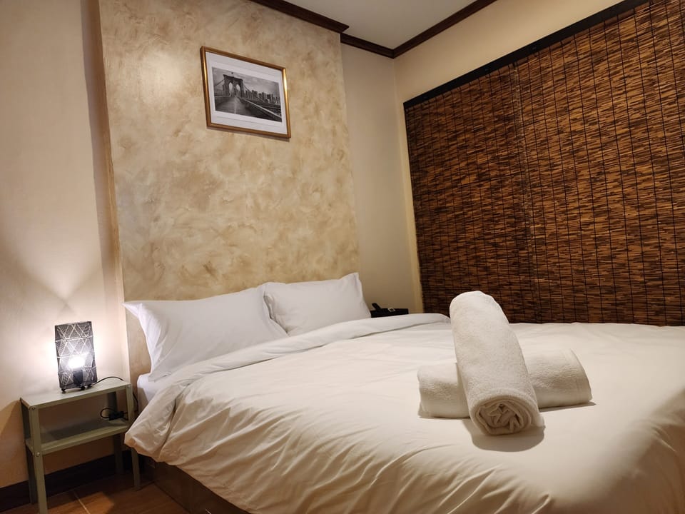 Comfort Room, 1 Queen Bed, Connecting Rooms, Ground Floor | Free WiFi, bed sheets
