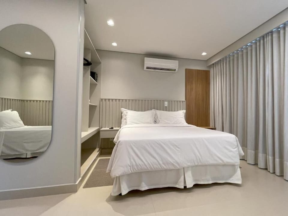 Apartamento Luxo Casal + 1 | Premium bedding, laptop workspace, blackout drapes, free WiFi