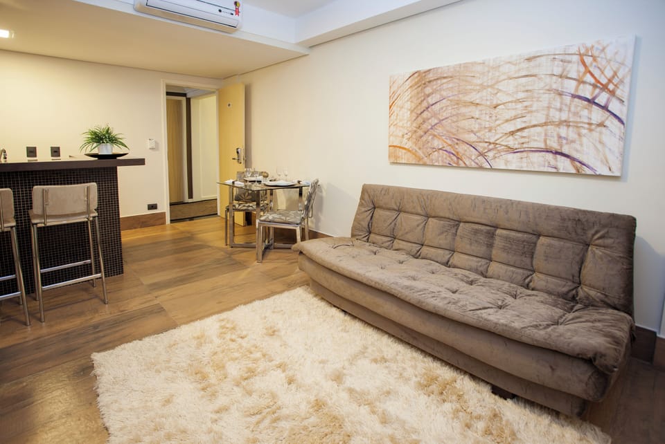Suíte Premium | Living room | 43-inch Smart TV with cable channels
