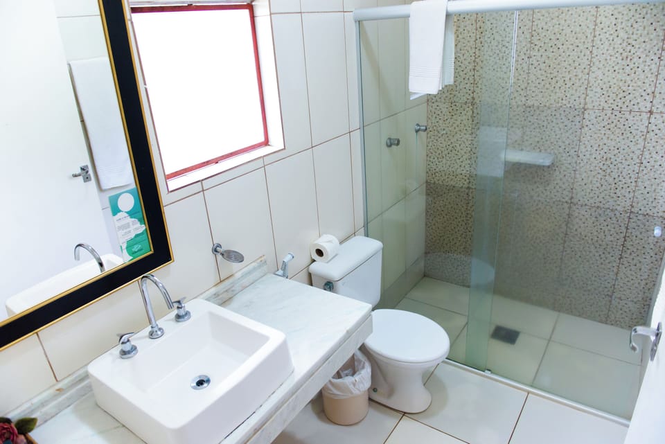 Traditional Suite | Bathroom | Shower, hair dryer, towels