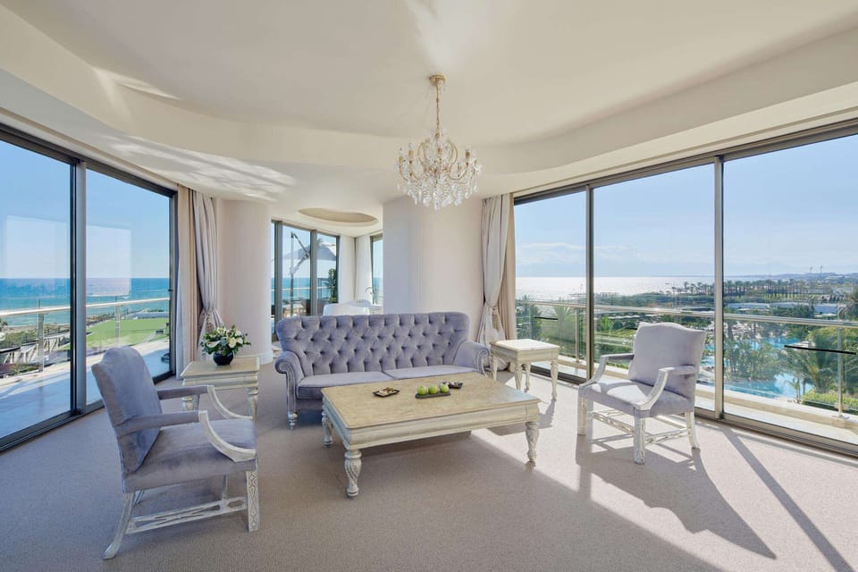 Royal Deluxe Suite | Premium bedding, memory foam beds, minibar, in-room safe