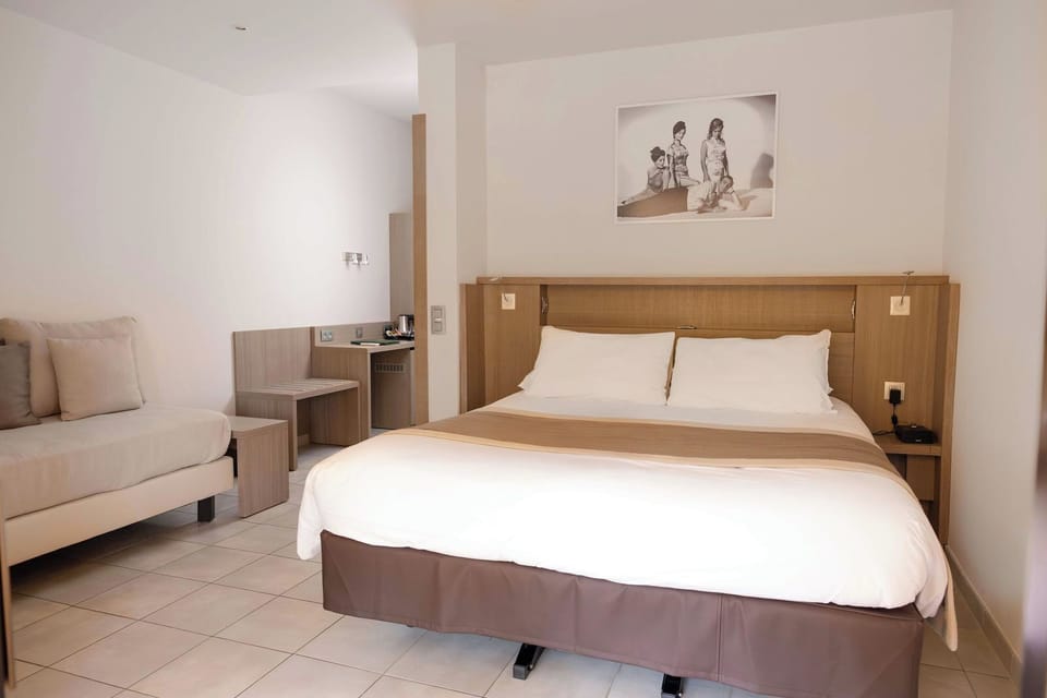 Double Room, 1 Queen Bed, Non Smoking, Terrace | Premium bedding, minibar, in-room safe, desk