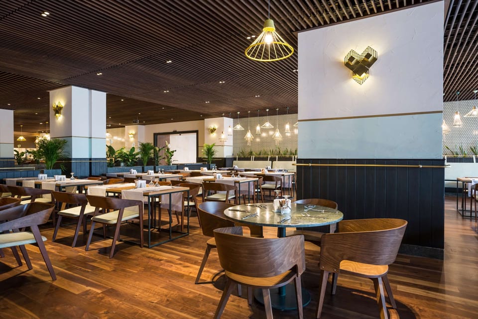 8 restaurants; breakfast, lunch, dinner, and brunch served