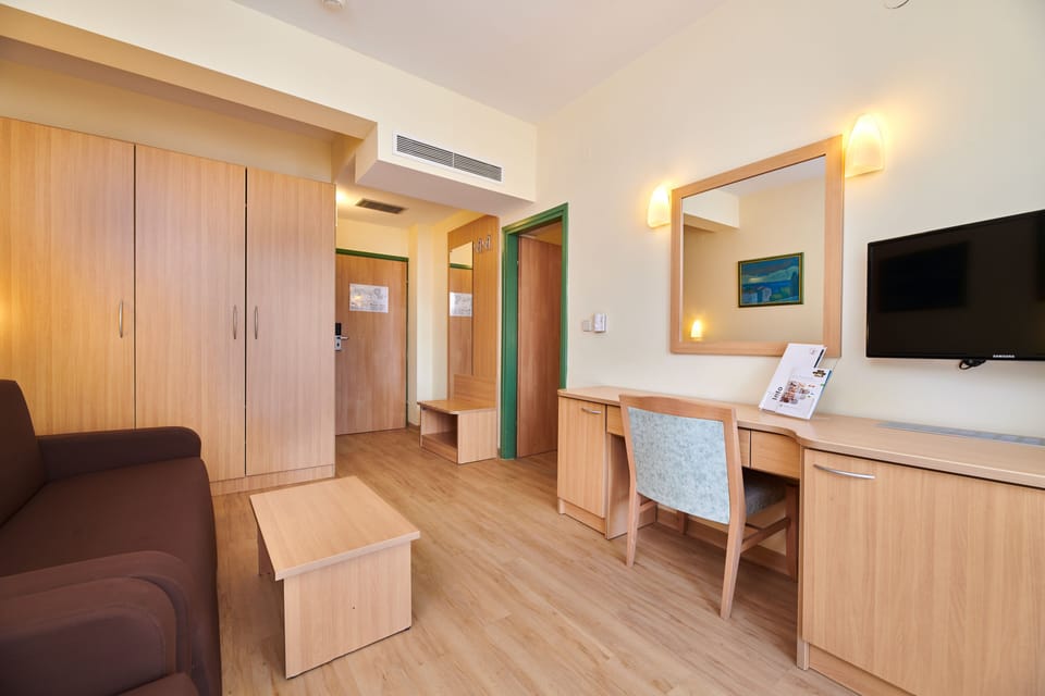 Suite with balcony, Park side | Living area | TV