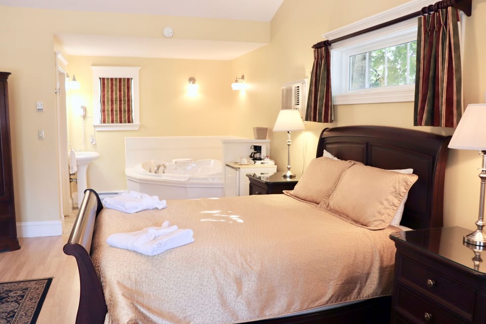 Luxury Suite, 1 Queen Bed, Jetted Tub | Iron/ironing board, free WiFi, bed sheets