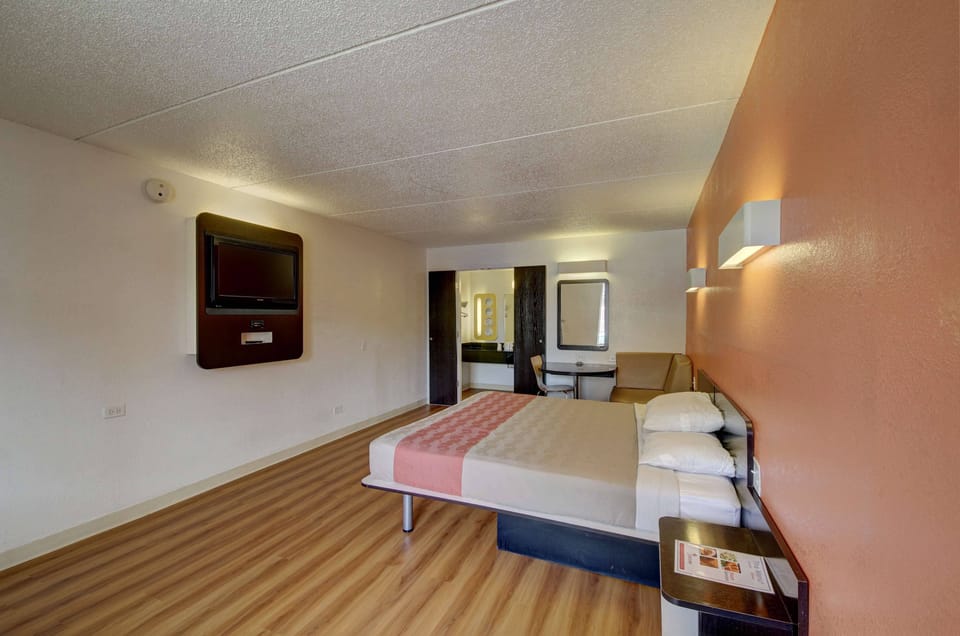 WiFi (free), bed sheets
