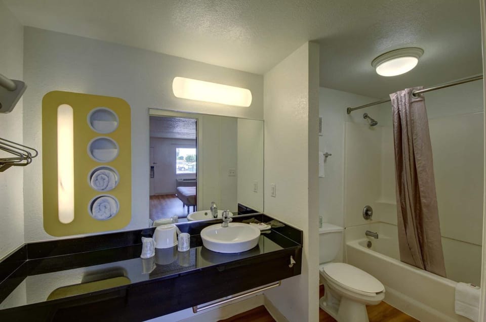 Combined shower/tub, towels